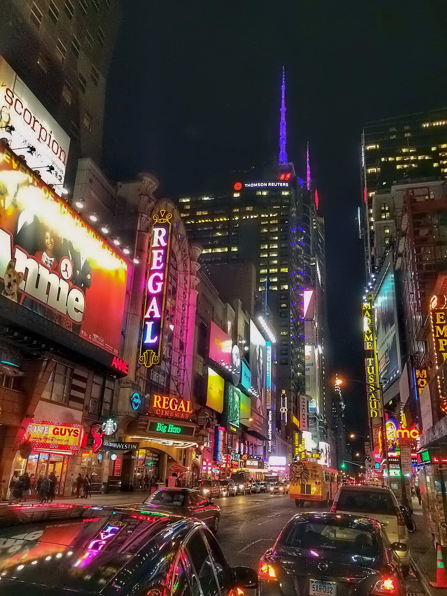 Times Square éjszaka, telített városi fényekkel