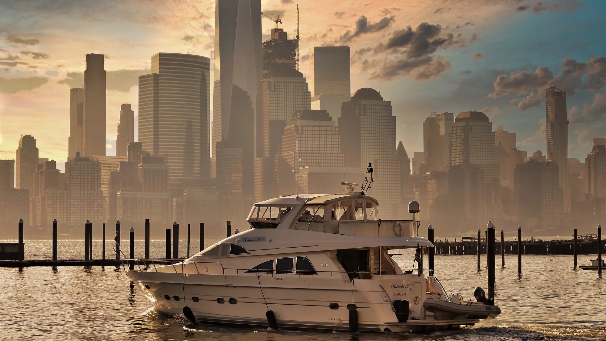 Jacht a Hudsonon, naplementés manhattani panorámával
