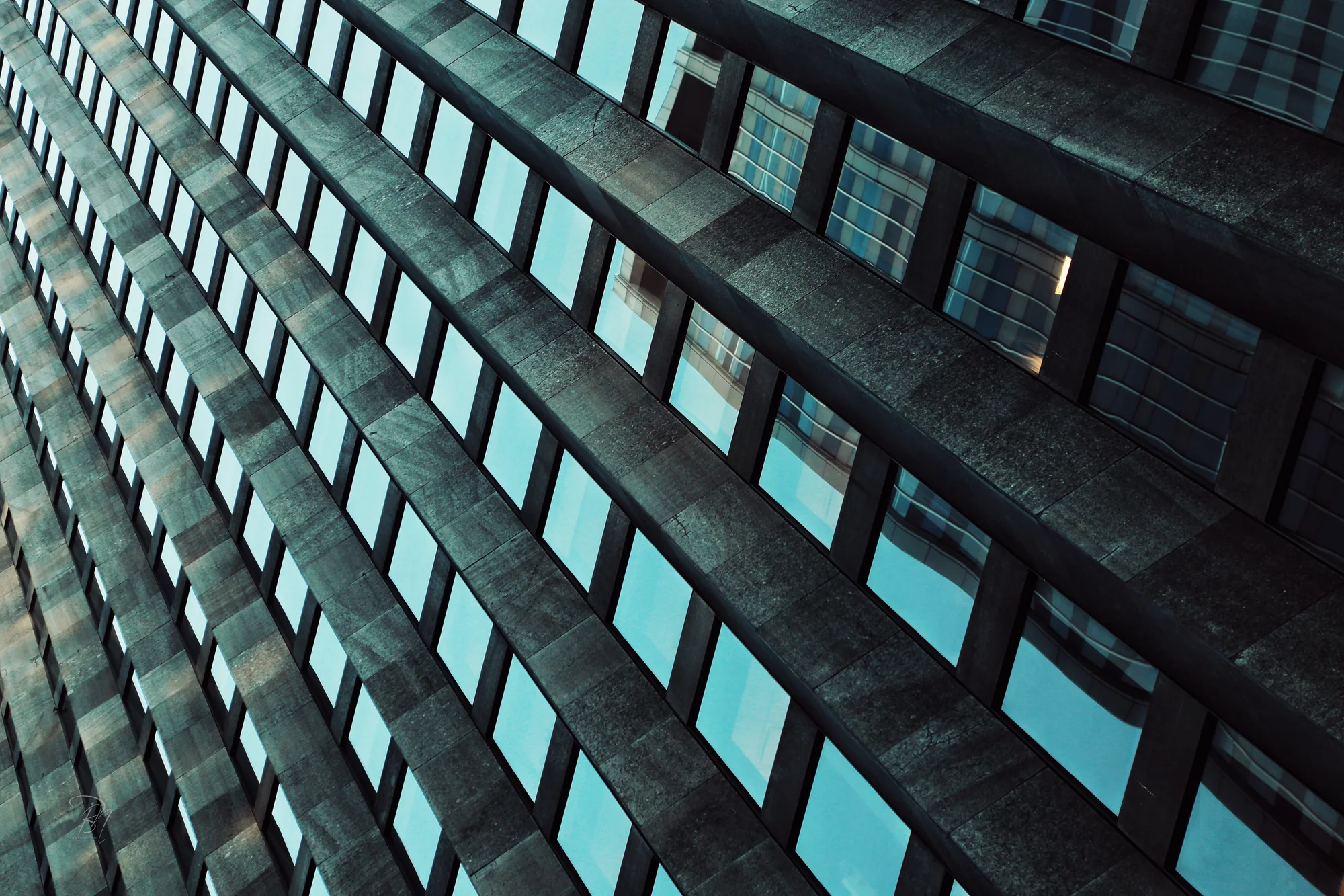 Modern épülethomlokzat absztrakt geometriai tanulmánya
