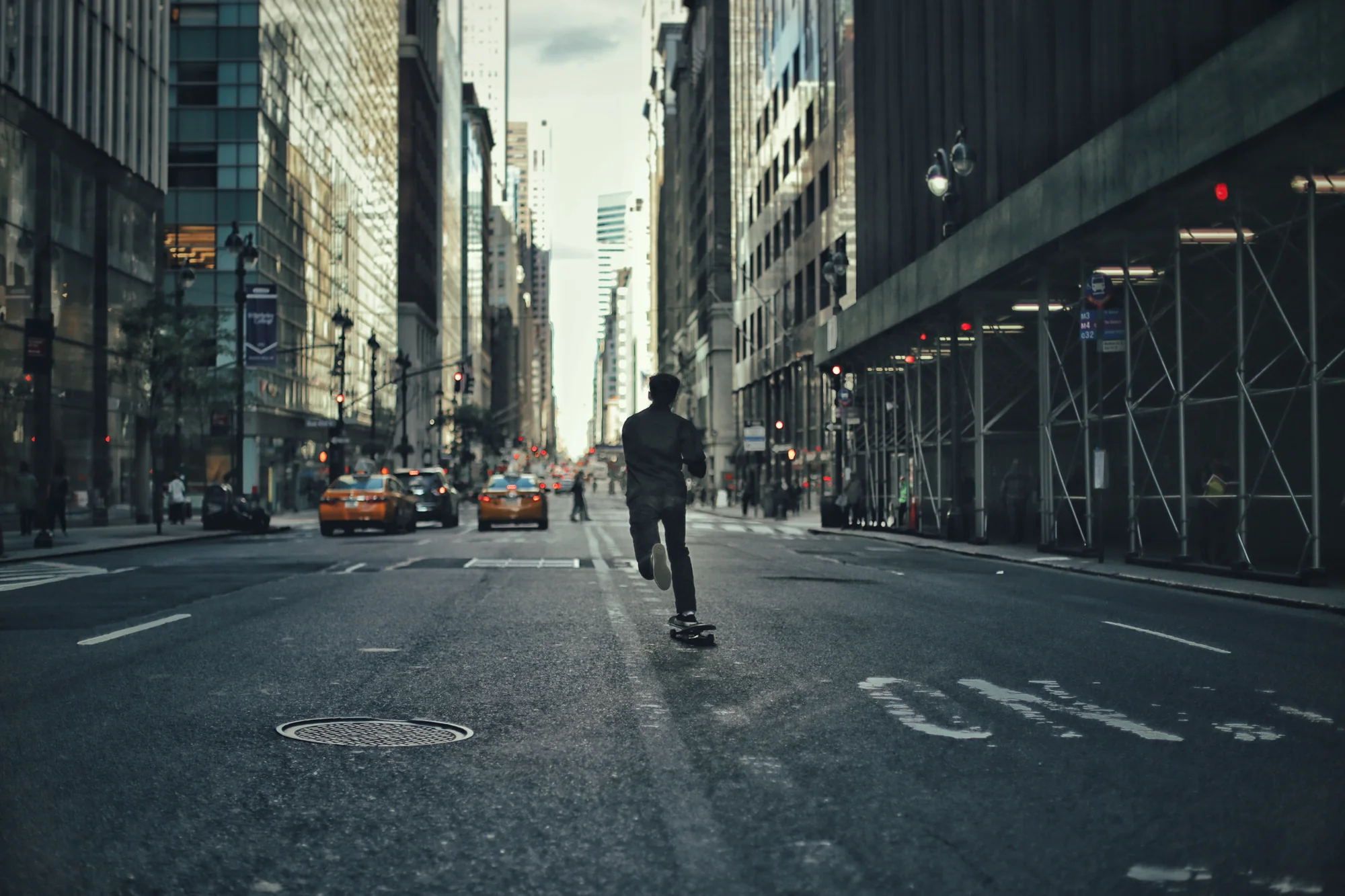 Városi alak filmszerű New York-i utcai térben