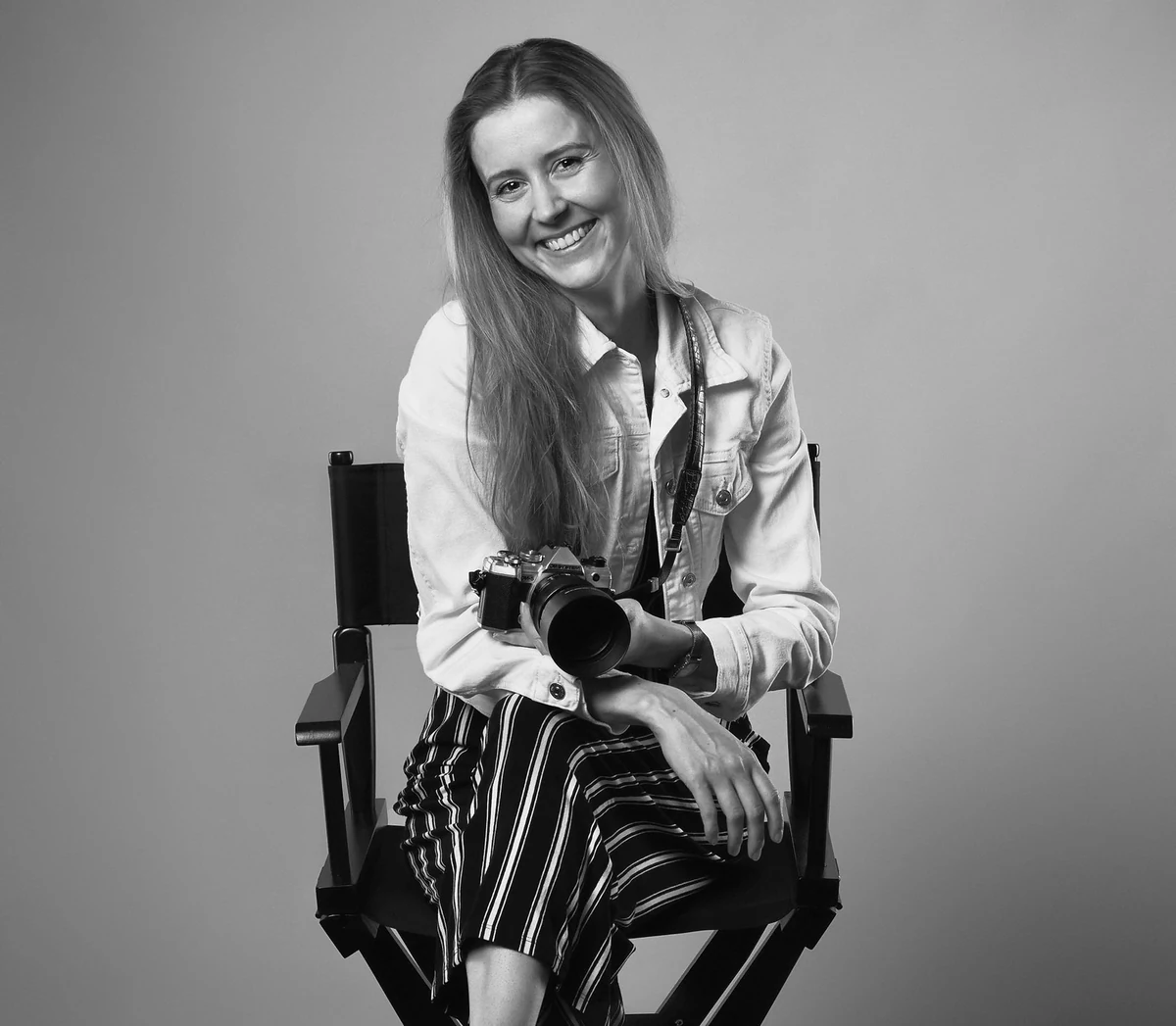 Speier Viko, Fotografin und Kreativstrategin, mit einer Kamera im Studio.
